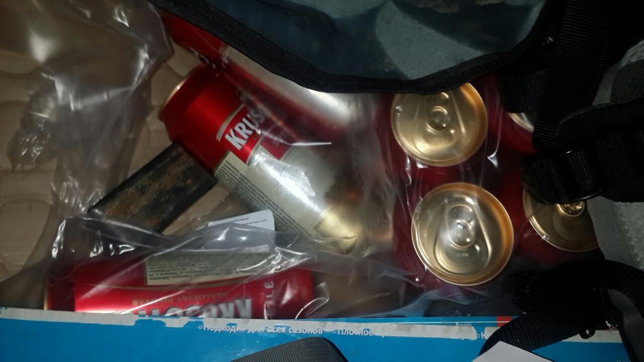 Поле возит призовое пиво с прошлой игры. Ага, возят они, ну-ну... (: