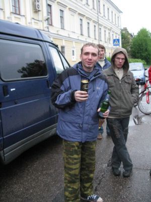 опять Вася с пивом даже позирует