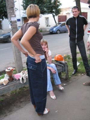 Тонечка одевает костюм Девида Блейдмана:)