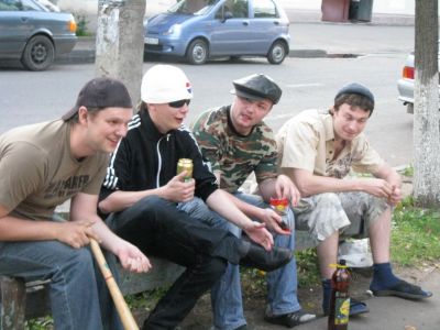 гопники на лавочке ищут путь к себе