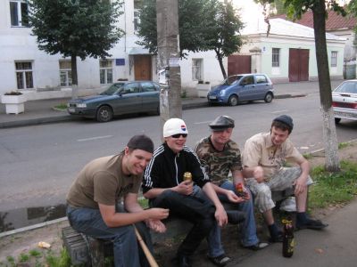 гопники на лавочке ищут путь к себе