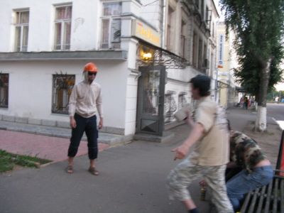Дэвид то в каске:)
