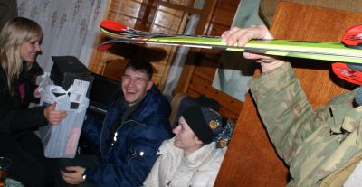 Вносят горные лыжи Дмитрию Бесценному, аплодисменты!