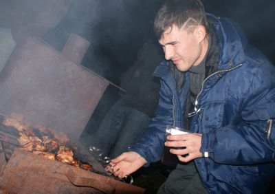 Дима выстоял всю днюху, всех накормил, всех напоил и распределил всех по машинам)