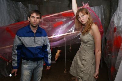 Приехали навестить на следующий день) Висит))) И ВОНЯЕТ!