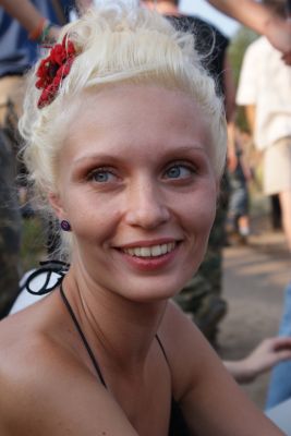 Лена - директор журнала Номер) и агент в Казино) запомнит её)