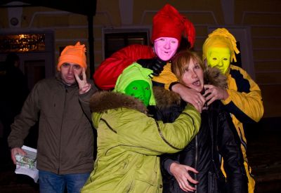 Алёну душат, а Васе хоть бы что)