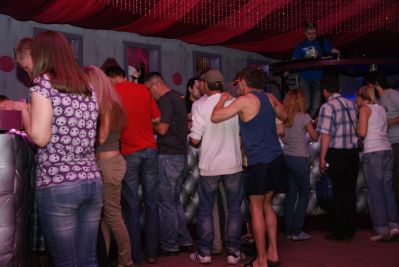 А что, у вас тут молочком с огурчиком угощают?