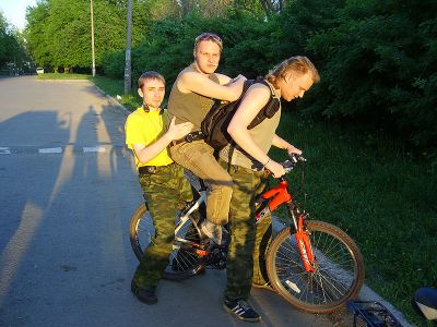 На первом старте ещё у Технолога О.М.О.С.Ж. пытаются определить, кто же поедет на единственом велике... %)