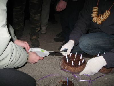 Готовят торт с свечами-номерами!