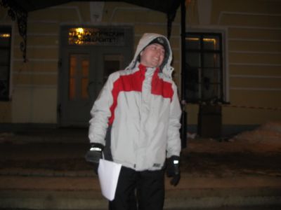 Денис развлекает толпу, начинающую нервничать