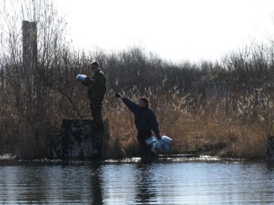 Макс отбирает пузырь у Сереги
