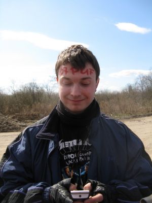 LM вводит код со лба