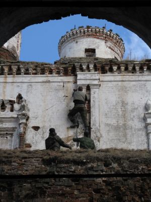 Серега лезет на церковь.Парни страхуют
